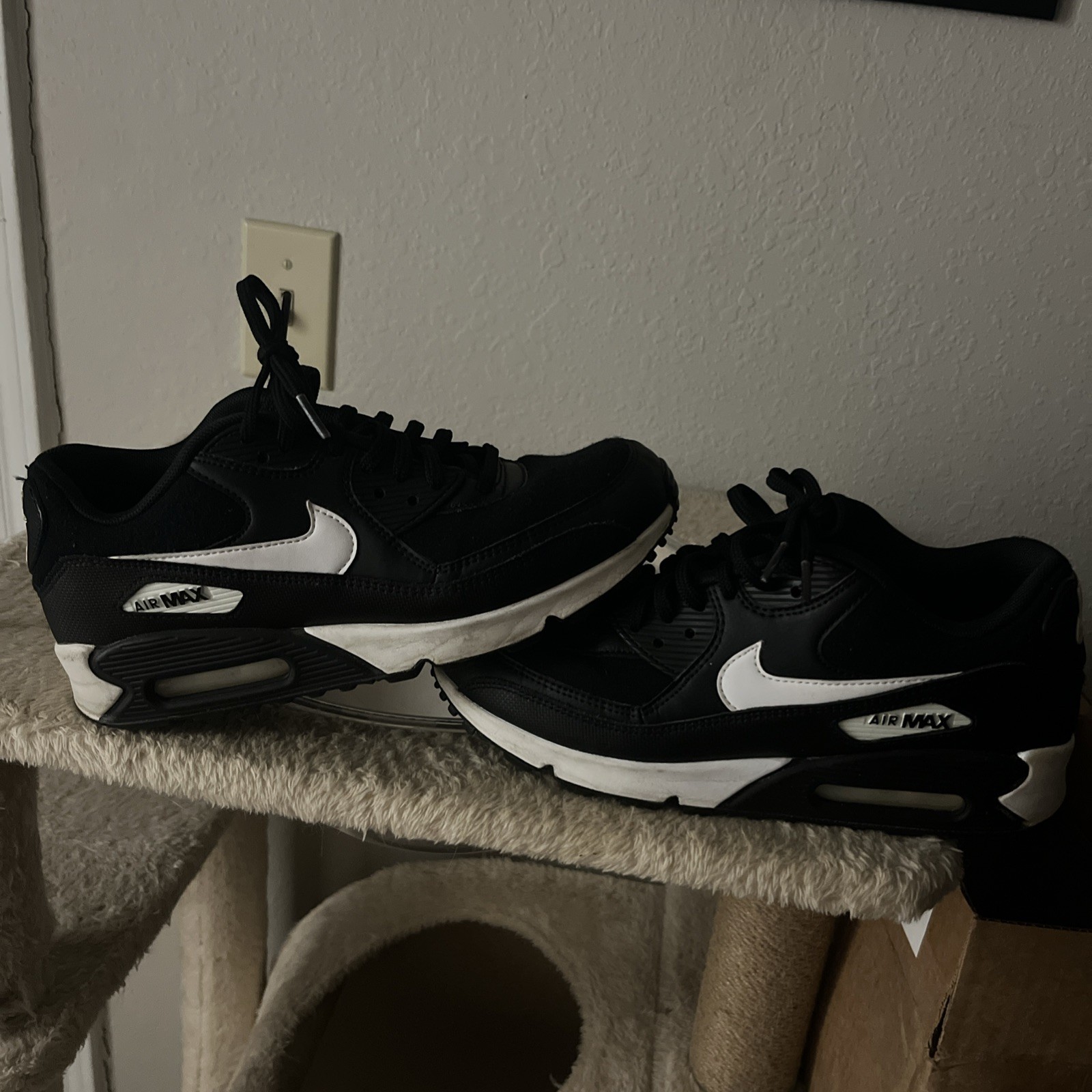 Nike Air Max Low Top Lace-Up Sneakers Black/White Solid Athletic Shoe